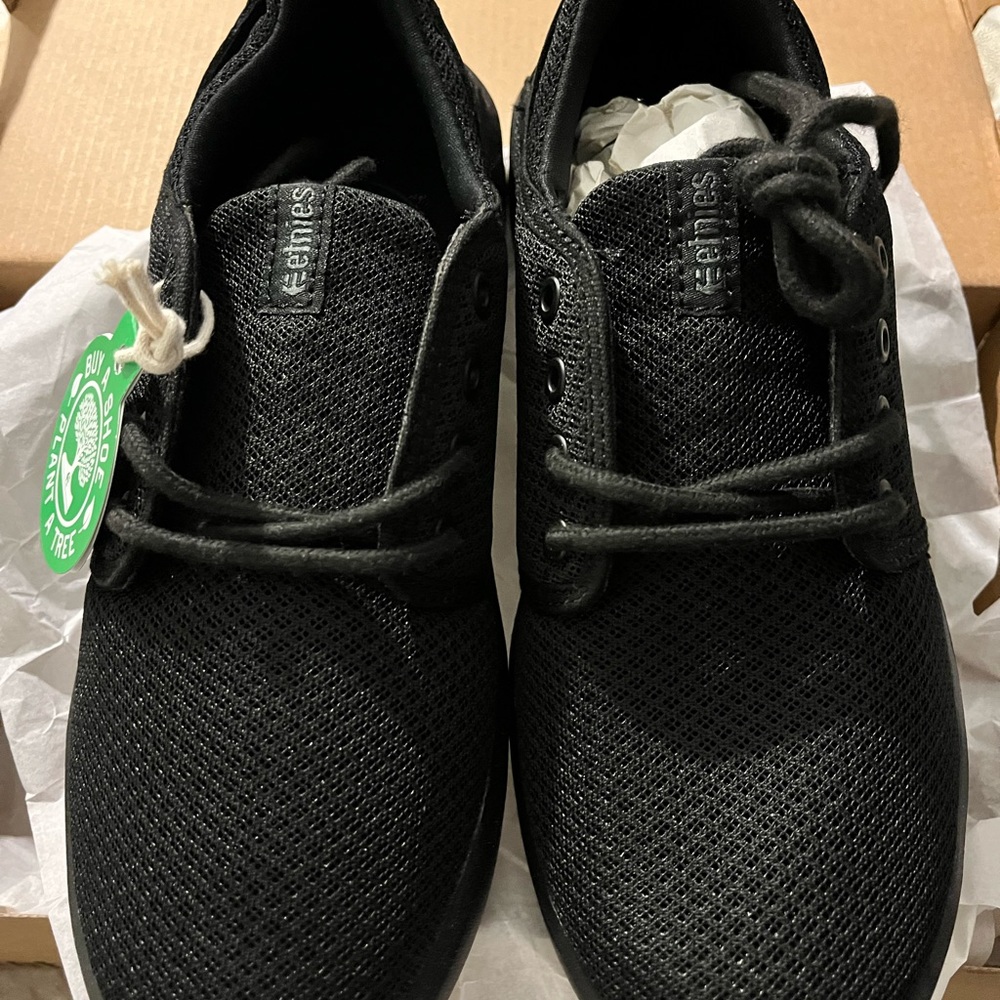BNWT black Scout Etnies